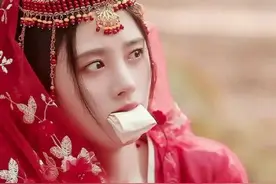 鞠婧祎又翻车？绑架像咬化妆棉：偶像包袱难丢还是难成大器？图片