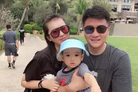 43岁前著名国脚40岁时才结婚，曾交往两名女星，带着儿子举行婚礼图片