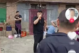 戏骨陆树铭现身农村酒席商演，跷二郎腿吃喝没形象，周围环境简陋图片