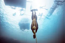 自由潜水吉尼斯纪录 无任何设备下潜130m深