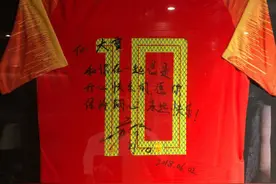 王大雷高调晒珍藏球衣，看到球衣上的签名，球迷：羡慕啊图片