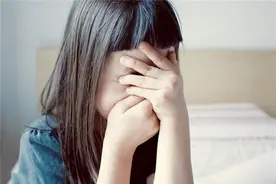 12岁女孩半夜去厕所，听到父母屋内“嗯哼”声，爸爸解释彰显智慧图片