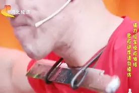 大哥表演绝技“横刀拉车”，真刀架脖子拉车，主持人三人站车上