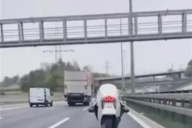 57万宝马机车现日本街头，全车封闭5.7秒破百，还能“遮风挡雨”图片