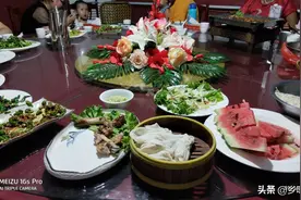 堂弟18岁生日，二叔在临沂特色农家乐点一桌菜，两大家人吃嗨了图片