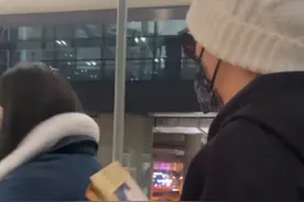 秦霄贤机场被粉丝围堵怼脸直拍，老秦反应引热议，暴露真实素养图片