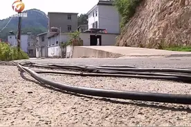 电缆线落地有隐患 想要重新架设有点难图片