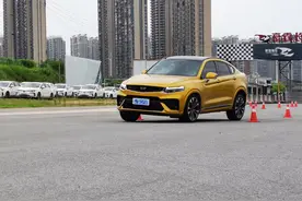 吉利星越极限麋鹿测试，后轮多次离地图片