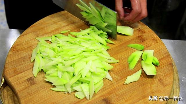 大厨分享佛手瓜的家常做法，清淡又爽口的素菜小炒，下饭农家菜