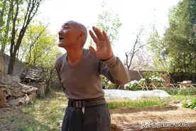 农村7旬大叔，用铁链栓看家狗16年，言说为了让它活下去图片