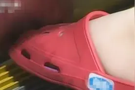 夏季常见的儿童凉鞋，都是“危险”的来源，家长别再给孩子穿了图片