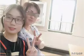 清华学姐唐靖近况，情绪很低落，辅导员24小时陪伴着她图片