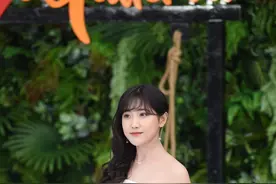 李艺彤身穿白裙浪漫温柔，大姐姐气质感满满图片