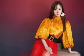 张含韵简约浴袍斜坐拍照，变化惊艳，丑小鸭变成白天鹅图片