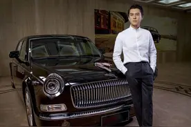 开豪车戴名表，连续六年演自己，“老干部”靳东与他的财富密码图片