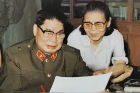 开国上将70多岁再婚，临终前娇妻问他一生最爱谁？答曰：毛主席图片