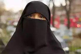 法国媳妇到了农村，当即行见面礼，亲了公公两口。公公：丢死人图片