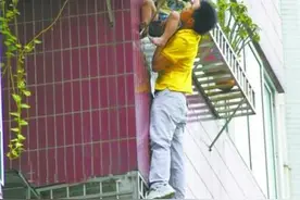 当年，那个徒手爬3楼救女童的23岁“托举哥”，如今怎么样了？图片