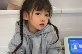 4岁爆红"神颜"女孩患罕见病！网友：她眼神中有星辰大海图片