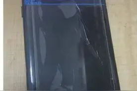 自动黑屏、不明代码、无限重启……凌晨大量三星手机突然“变砖”！可能和一个App有关图片