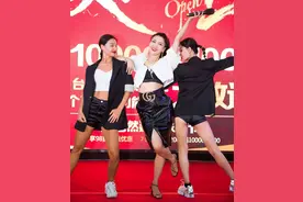 43岁王蓉超市商演，有谁记得她和芙蓉姐姐的那场骂战？图片