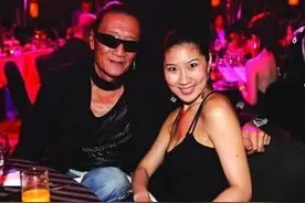 这对“父女”竟是夫妻？娃都已经十岁了，太能藏了图片