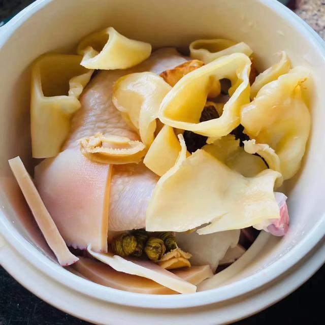 花胶响螺片煲鸡汤的功效 花胶响螺片煲鸡汤的功效与禁忌