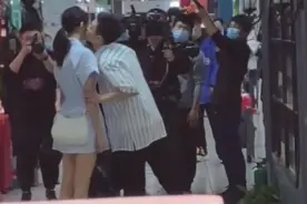 张一山拍戏霸气猛亲关晓彤，关晓彤最近吻戏多？鹿晗吻戏更厉害？图片