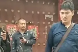 大衣哥再遭同村人围堵，因生病非要找朱之文借钱，不借钱就不肯走图片