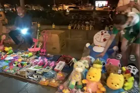 大学生摆摊卖玩具，一年狂赚120万，难不成摆地摊也有套路不成？图片