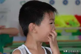 从小“挖鼻孔”的孩子，长大会怎么样？医生直言：逃不过两种结局图片