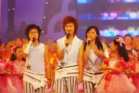 李宇春周笔畅十五年后罕见同框，曾都青涩中性，现在成熟女人味足图片
