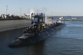 美军最新核潜艇下水，艇内突然冒出浓烟，场面吓人，犹如着火一样图片