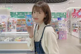 李艺彤到底胖了没？背带牛仔连体牛仔裤超可爱，怪不得腿这么长图片