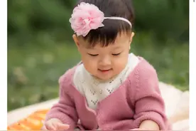 央视主持胡蝶为孩子庆生，1岁女儿打扮似公主，眉眼更像爸爸陆川图片