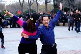 46岁阿姨爱上广场舞，抛弃前夫和舞伴结婚，婚后不久她后悔莫及图片