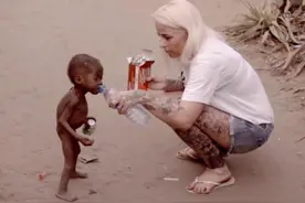 当年非洲的“讨水男孩”，被游客收养，6年过去，现过得怎么样？图片