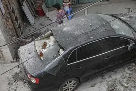 这事该咋办？70万的车借给亲戚被撞报废，他却说车有保险我可不赔图片