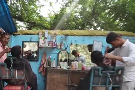 中国小伙挑战在印度贫民窟街头刮胡子，仅花4元，刮到最后害怕了图片