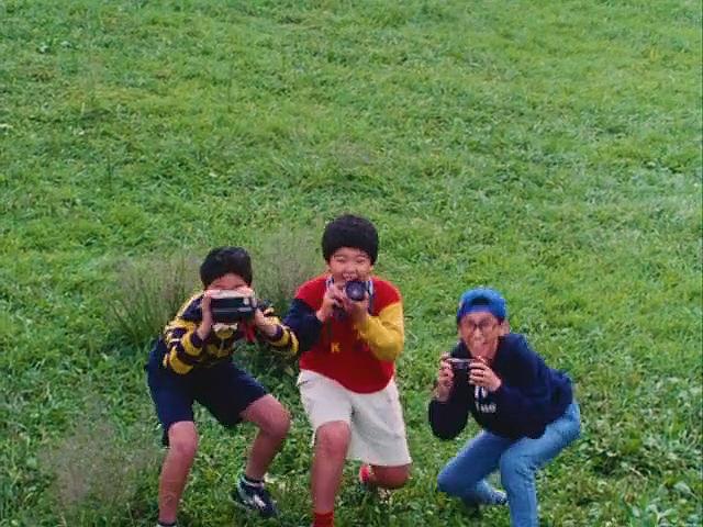 三个女孩变成巨人和奥特曼一起打怪兽，男孩却偷偷用照相机拍裙底