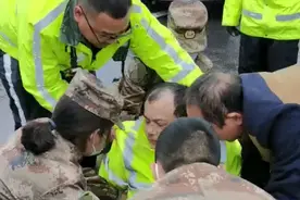军队救护车拉响警笛,只为抢救受伤交警!图片