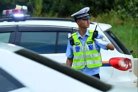 从白领到交警，一个叫王梓聿的男人开始了一场玩命的较真！图片