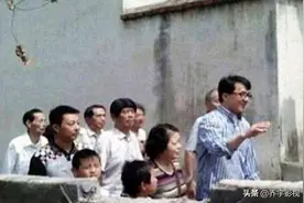 成龙回安徽落叶归根，两个哥哥家里寒酸，成龙是唐朝宰相后人？图片