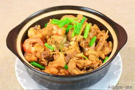 厨师长秘制鲜虾鸡肉煲，虾的鲜味融合鸡肉的香味，吃一次就爱上图片