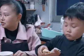 “刀子嘴奶奶”神变脸火了，疼孙子是真疼，烦老公也是真烦图片