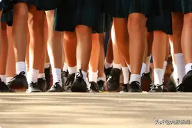 为促进性别平等 英国小学鼓励男性师生穿裙子去学校 网友意见不一图片