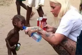 当年那个骨瘦如柴的“讨水男孩”，被收养后，如今过得怎么样了？图片