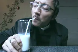 小弟办事不利，黑老大怒了，然后一言不发销魂地喝起了“牛奶”视频封面