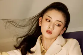 宋祖儿化身复古名伶，背靠沙发姿势好撩，网友：祖鹅和复古风锁了图片