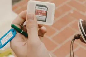 黎簇找到苏万藏起来的最后一个快递，里面是一张内存卡，内容惊悚图片
